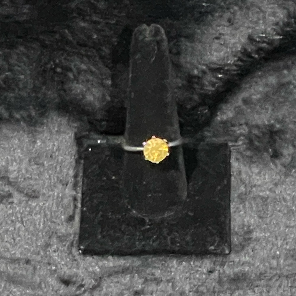 Yellow opalescent uranium glass solitaire.